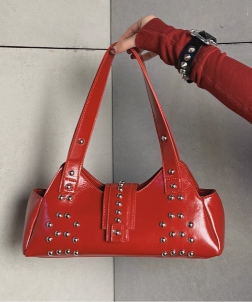 .KOM(ドットコム)の「A'GEM/9 × .kom 『.KOM/ドットケーオーエム』 Patent Stud Handbag/エナメル スタッズハンドバッグ(ハンドバッグ・レディース・レッド/ホワイト/ブラック・FREE)」の3枚目の写真