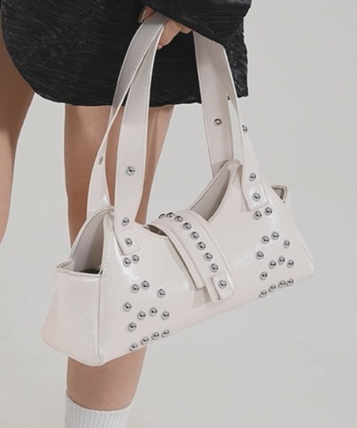 .KOM(ドットコム)の「A'GEM/9 × .kom 『.KOM/ドットケーオーエム』 Patent Stud Handbag/エナメル スタッズハンドバッグ(ハンドバッグ・レディース・レッド/ホワイト/ブラック・FREE)」の2枚目の写真