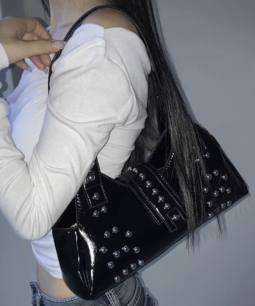.KOM(ドットコム)の「A'GEM/9 × .kom 『.KOM/ドットケーオーエム』 Patent Stud Handbag/エナメル スタッズハンドバッグ(ハンドバッグ・レディース・レッド/ホワイト/ブラック・FREE)」の1枚目の写真