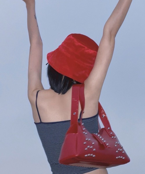 .KOM(ドットコム)の「A'GEM/9 × .kom 『.KOM/ドットケーオーエム』 Patent Stud Handbag/エナメル スタッズハンドバッグ(ハンドバッグ・レディース・レッド/ホワイト/ブラック・FREE)」の11枚目の写真