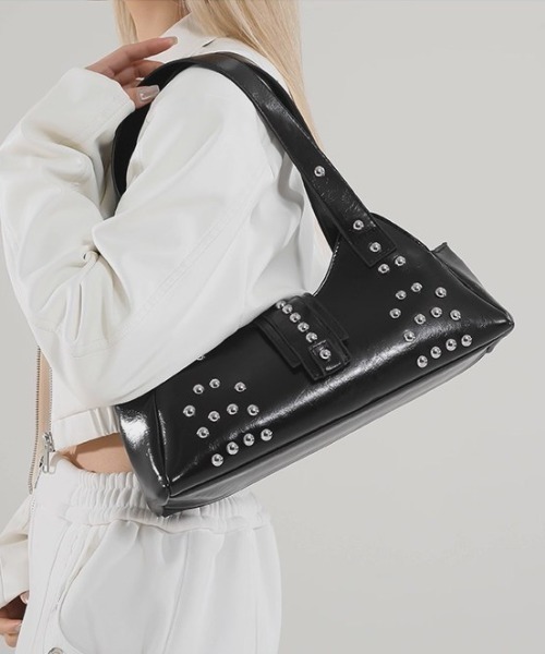 .KOM(ドットコム)の「A'GEM/9 × .kom 『.KOM/ドットケーオーエム』 Patent Stud Handbag/エナメル スタッズハンドバッグ(ハンドバッグ・レディース・レッド/ホワイト/ブラック・FREE)」の5枚目の写真