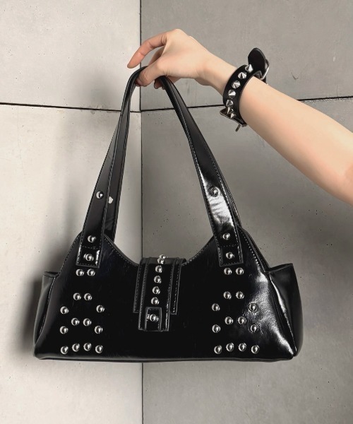 .KOM(ドットコム)の「A'GEM/9 × .kom 『.KOM/ドットケーオーエム』 Patent Stud Handbag/エナメル スタッズハンドバッグ(ハンドバッグ・レディース・レッド/ホワイト/ブラック・FREE)」の7枚目の写真