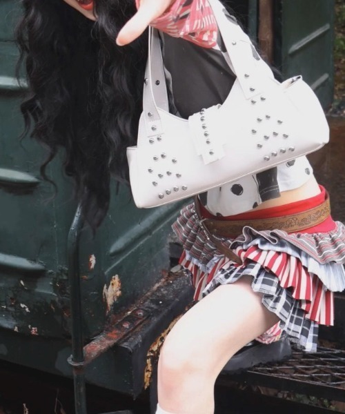 .KOM(ドットコム)の「A'GEM/9 × .kom 『.KOM/ドットケーオーエム』 Patent Stud Handbag/エナメル スタッズハンドバッグ(ハンドバッグ・レディース・レッド/ホワイト/ブラック・FREE)」の19枚目の写真