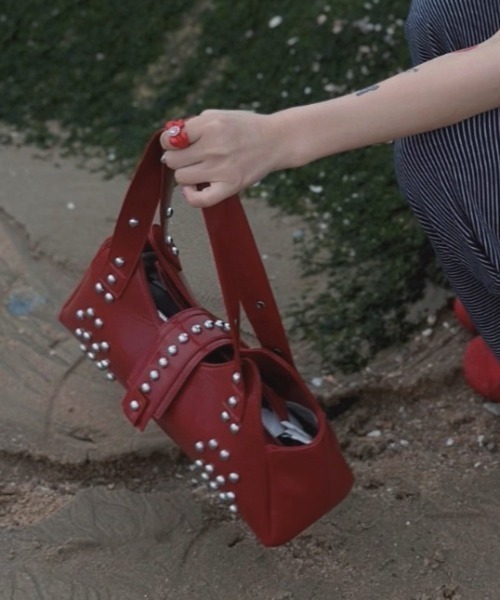.KOM(ドットコム)の「A'GEM/9 × .kom 『.KOM/ドットケーオーエム』 Patent Stud Handbag/エナメル スタッズハンドバッグ(ハンドバッグ・レディース・レッド/ホワイト/ブラック・FREE)」の12枚目の写真