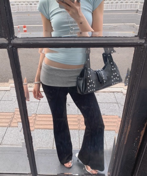 .KOM(ドットコム)の「A'GEM/9 × .kom 『.KOM/ドットケーオーエム』 Patent Stud Handbag/エナメル スタッズハンドバッグ(ハンドバッグ・レディース・レッド/ホワイト/ブラック・FREE)」の10枚目の写真