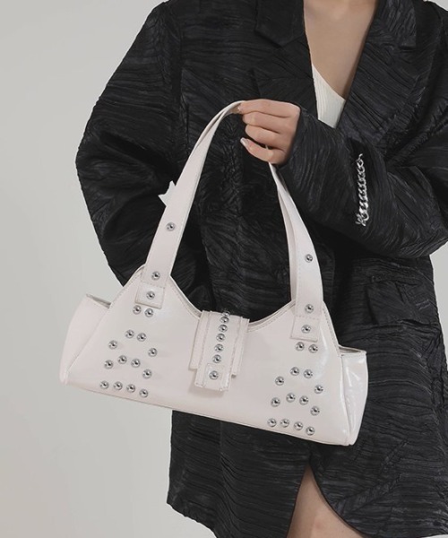 .KOM(ドットコム)の「A'GEM/9 × .kom 『.KOM/ドットケーオーエム』 Patent Stud Handbag/エナメル スタッズハンドバッグ(ハンドバッグ・レディース・レッド/ホワイト/ブラック・FREE)」の16枚目の写真