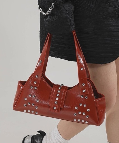 .KOM(ドットコム)の「A'GEM/9 × .kom 『.KOM/ドットケーオーエム』 Patent Stud Handbag/エナメル スタッズハンドバッグ(ハンドバッグ・レディース・レッド/ホワイト/ブラック・FREE)」の13枚目の写真