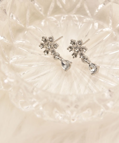 TONE SELECT GOODS(トーンセレクトグッズ)の「【float】ビジュー スノーフレーク シルバー ピアス(ピアス(両耳用)・レディース・シルバー・FREE)」の2枚目の写真