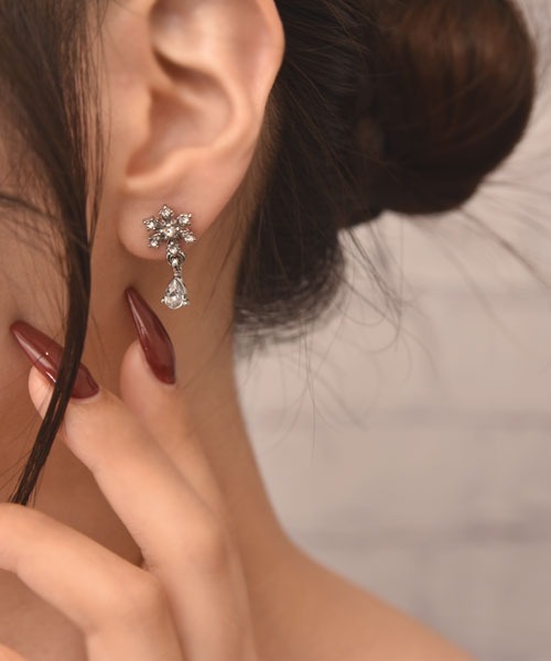 TONE SELECT GOODS(トーンセレクトグッズ)の「【float】ビジュー スノーフレーク シルバー ピアス(ピアス(両耳用)・レディース・シルバー・FREE)」の4枚目の写真
