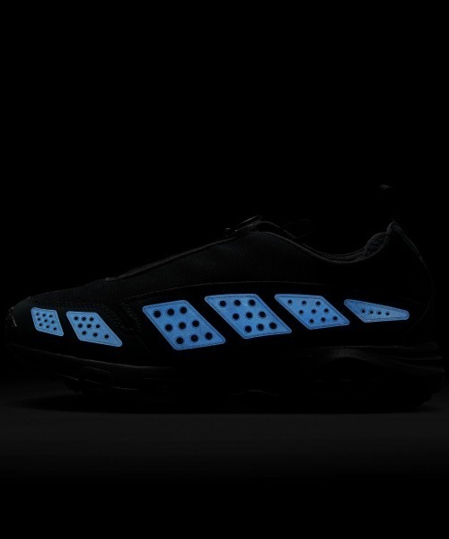 NIKE(ナイキ)の「NIKE Air Max Sndr Gtx(ナイキ ウィメンズ エア マックス SNDR GTX)(スニーカー・レディース・レッド系/ブラック系・23.5cm/23cm/28.5cm/28cm/27.5cm/27cm/26.5cm/26cm/25.5cm/25cm/24.5cm/24cm/29cm)」の21枚目の写真