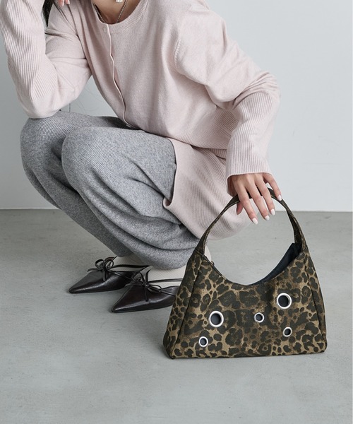 THE YOn(ザヨン)の「アイレットデザインワンハンドルバッグ(ショルダーバッグ・レディース・ブラック/アイボリー/グリーン/レオパード・FREE)」の4枚目の写真