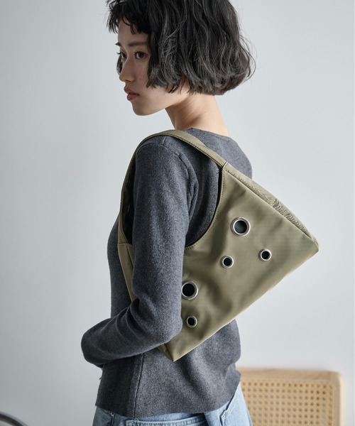 THE YOn(ザヨン)の「アイレットデザインワンハンドルバッグ(ショルダーバッグ・レディース・ブラック/アイボリー/グリーン/レオパード・FREE)」の8枚目の写真
