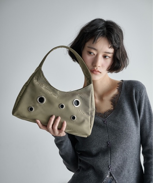 THE YOn(ザヨン)の「アイレットデザインワンハンドルバッグ(ショルダーバッグ・レディース・ブラック/アイボリー/グリーン/レオパード・FREE)」の9枚目の写真