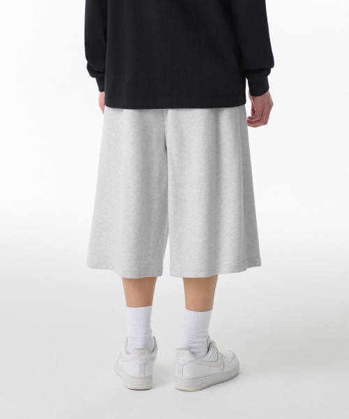 MUSINSA STANDARD（ムシンサスタンダード）の「ワンタックロングバミューダスウェットパンツ[メランジライトグレー]（その他パンツ・メンズ・その他・MEDIUM/LARGE/X-LARGE/XX-LARGE/SMALL/XXX-LARGE）」の2枚目の写真