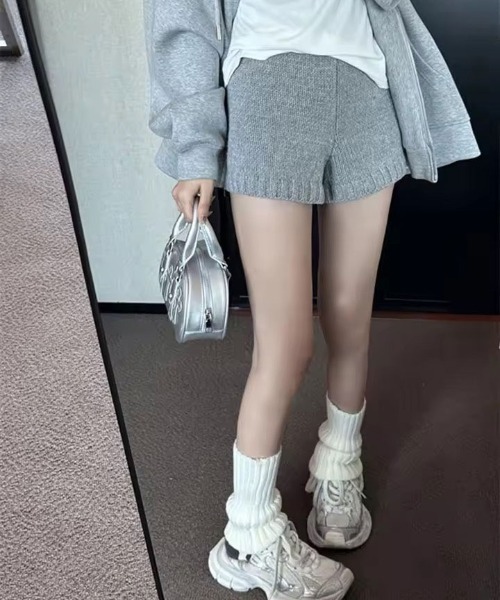 BARELY BLUE（ベアリーブルー）の「【 BARELY BLUE / ベアリーブルー 】 ソフト リブ モコ ニット ショートパンツ（その他パンツ・レディース・グレー/チャコールグレー/ブラウン/ブラック・FREE）」の4枚目の写真