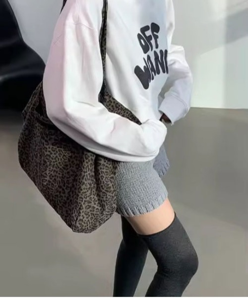 BARELY BLUE（ベアリーブルー）の「【 BARELY BLUE / ベアリーブルー 】 ソフト リブ モコ ニット ショートパンツ（その他パンツ・レディース・グレー/チャコールグレー/ブラウン/ブラック・FREE）」の7枚目の写真