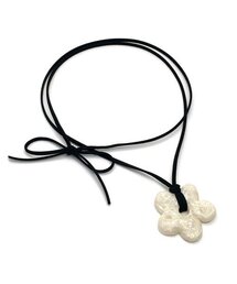 OTHER-worldly（アザーワールドリー）の「アクリルフラワーネックレス [アイボリー]（ネックレス・レディース）」
