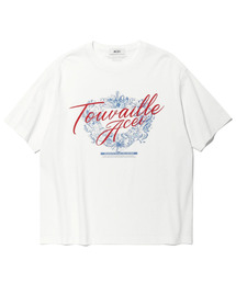 ACEI（アセイ）の「Laurel Wreath Logo Print T-Shirt (UNI) WHT（Tシャツ/カットソー）」