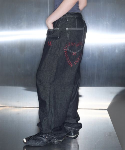 MUCENT(ムセント)の「シグニチャーハートレタリングバックロゴデニムパンツ 男女共用(デニムパンツ・レディース・ブラック・FREE)」の1枚目の写真