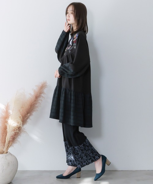 iS ScoLar（イズスカラー）の「561203：花蝶柄テレコ素材メロウ入りパンツ（その他パンツ・レディース・サックスブルー/ブラック/アイボリー・M）」の5枚目の写真