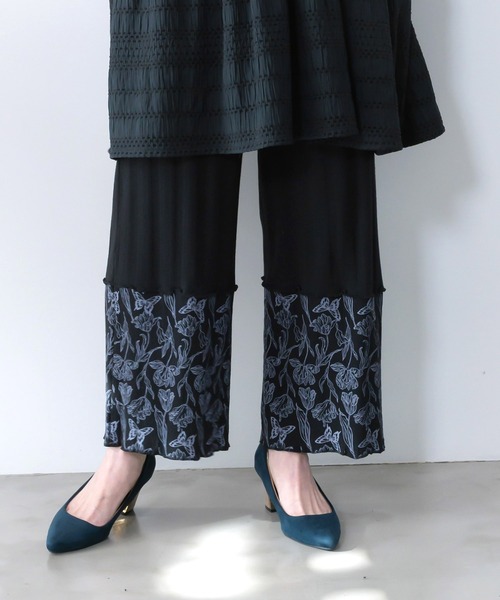 iS ScoLar（イズスカラー）の「561203：花蝶柄テレコ素材メロウ入りパンツ（その他パンツ・レディース・サックスブルー/ブラック/アイボリー・M）」の6枚目の写真