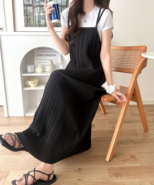classicalelf(クラシカルエルフ)の「甘すぎないのに惹かれる、大人の抜け感。バックリボンダブルストラッププリーツキャミロングワンピース(ワンピース・レディース・グレイッシュベージュ/ブラック・X-LARGE/SMALL/MEDIUM/LARGE)」の7枚目の写真