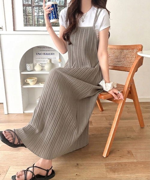 classicalelf(クラシカルエルフ)の「甘すぎないのに惹かれる、大人の抜け感。バックリボンダブルストラッププリーツキャミロングワンピース(ワンピース・レディース・グレイッシュベージュ/ブラック・X-LARGE/SMALL/MEDIUM/LARGE)」の19枚目の写真