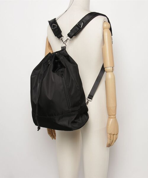 UNDERSTATEMENTs（アンダーステイトメント）の「【ユニセックス】2WAYカラビナナイロンテックショルダーバッグ（ショルダーバッグ・メンズ・ブラック/シルバー・FREE）」の3枚目の写真