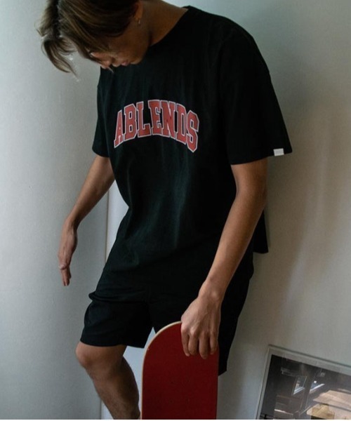 A blends(エイブレンズ)の「A blends 製品染めカレッジロゴプリントTシャツ(Tシャツ/カットソー・メンズ・グレー/ブラック/ベージュ・MEDIUM/LARGE/X-LARGE)」の4枚目の写真