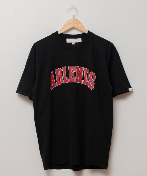 A blends(エイブレンズ)の「A blends 製品染めカレッジロゴプリントTシャツ(Tシャツ/カットソー・メンズ・グレー/ブラック/ベージュ・MEDIUM/LARGE/X-LARGE)」の5枚目の写真