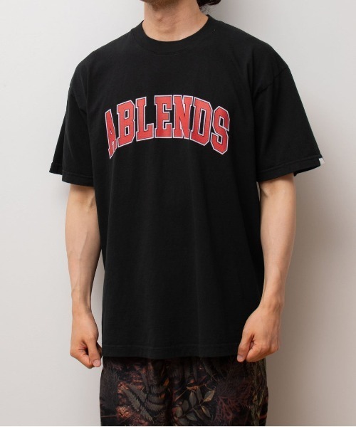 A blends(エイブレンズ)の「A blends 製品染めカレッジロゴプリントTシャツ(Tシャツ/カットソー・メンズ・グレー/ブラック/ベージュ・MEDIUM/LARGE/X-LARGE)」の8枚目の写真