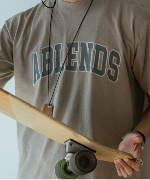 A blends(エイブレンズ)の「A blends 製品染めカレッジロゴプリントTシャツ(Tシャツ/カットソー・メンズ・グレー/ブラック/ベージュ・MEDIUM/LARGE/X-LARGE)」の9枚目の写真