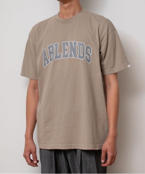 A blends(エイブレンズ)の「A blends 製品染めカレッジロゴプリントTシャツ(Tシャツ/カットソー・メンズ・グレー/ブラック/ベージュ・MEDIUM/LARGE/X-LARGE)」の13枚目の写真