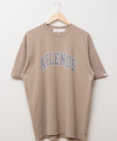 A blends(エイブレンズ)の「A blends 製品染めカレッジロゴプリントTシャツ(Tシャツ/カットソー・メンズ・グレー/ブラック/ベージュ・MEDIUM/LARGE/X-LARGE)」の10枚目の写真