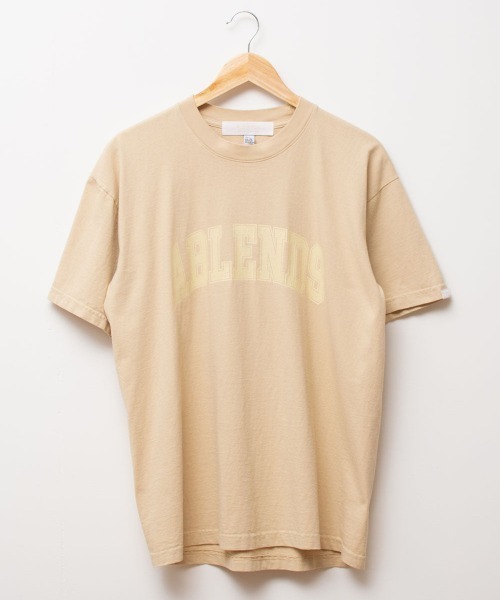 A blends(エイブレンズ)の「A blends 製品染めカレッジロゴプリントTシャツ(Tシャツ/カットソー・メンズ・グレー/ブラック/ベージュ・MEDIUM/LARGE/X-LARGE)」の14枚目の写真