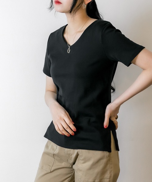 RCD(アールシーディー)の「VネックダブルフロントTシャツ(Tシャツ/カットソー・レディース・グレイッシュベージュ/ブラック/カーキ/オフホワイト・M/LL/L)」の2枚目の写真