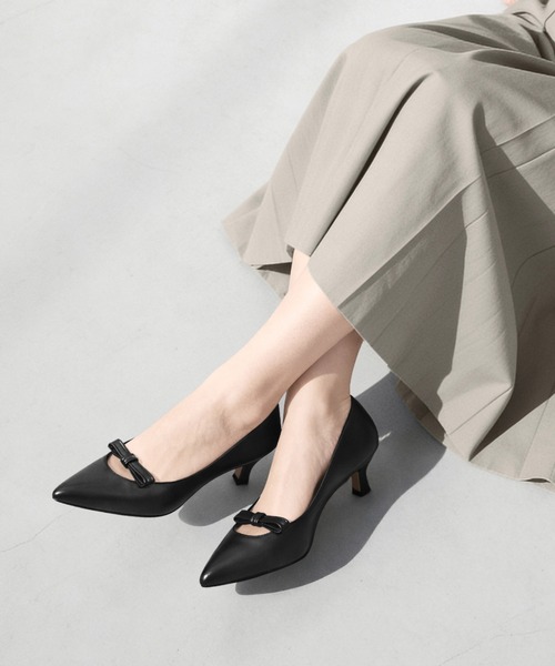MAMIAN(マミアン)の「ポインテッドトゥ ミニリボン パンプス (4.5cmヒール)(パンプス・レディース・ブラック/シルバー/ブラック系その他・25.0cm/24.5cm/24.0cm/23.5cm/23.0cm/22.5cm)」の2枚目の写真