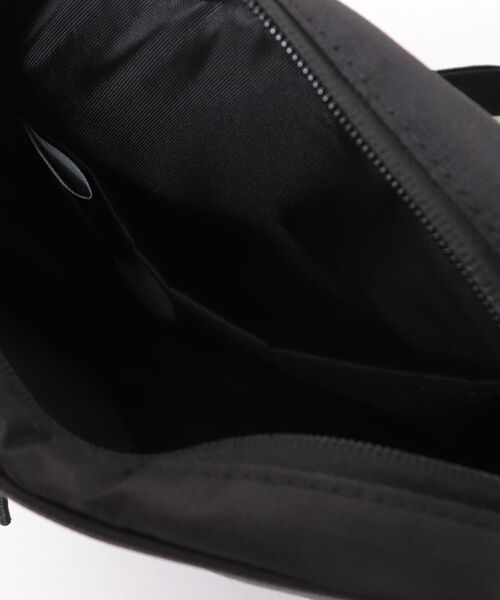 NEW ERA（ニューエラ）の「【NEW ERA/ニューエラ】スクエア ショルダーポーチ 1.5L NEW ERAロゴ ブラック（ショルダーバッグ・メンズ・ブラック・FREE）」の4枚目の写真