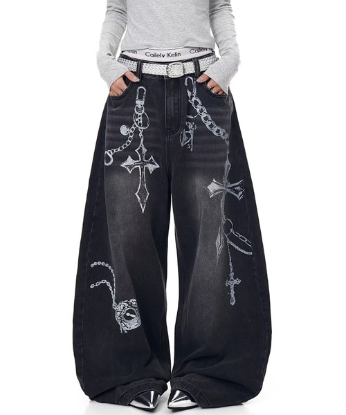 lilful(リルフル)の「【26年春夏新作】Y2K クロスチェーンプリント ワイドデニムパンツ(デニムパンツ・レディース・ブラック・XL/L/M)」の1枚目の写真