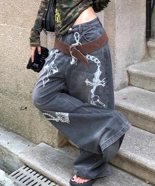 lilful(リルフル)の「【26年春夏新作】Y2K クロスチェーンプリント ワイドデニムパンツ(デニムパンツ・レディース・ブラック・XL/L/M)」の2枚目の写真