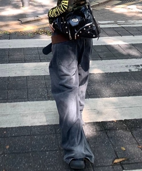 lilful(リルフル)の「【26年春夏新作】Y2K クロスチェーンプリント ワイドデニムパンツ(デニムパンツ・レディース・ブラック・XL/L/M)」の3枚目の写真