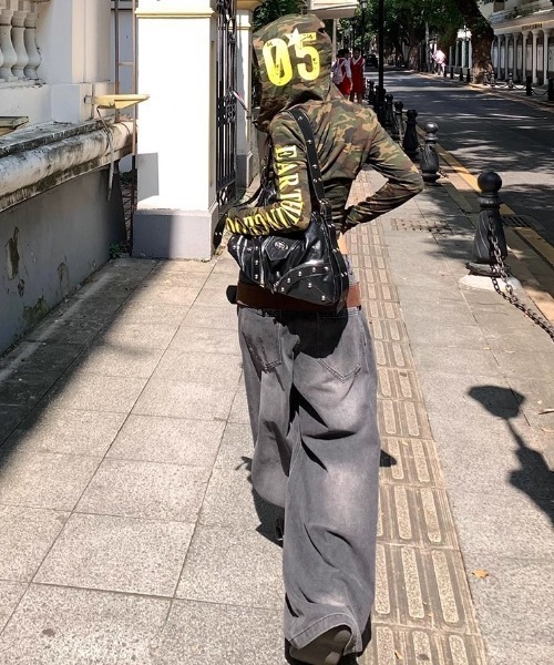 lilful(リルフル)の「【26年春夏新作】Y2K クロスチェーンプリント ワイドデニムパンツ(デニムパンツ・レディース・ブラック・XL/L/M)」の4枚目の写真