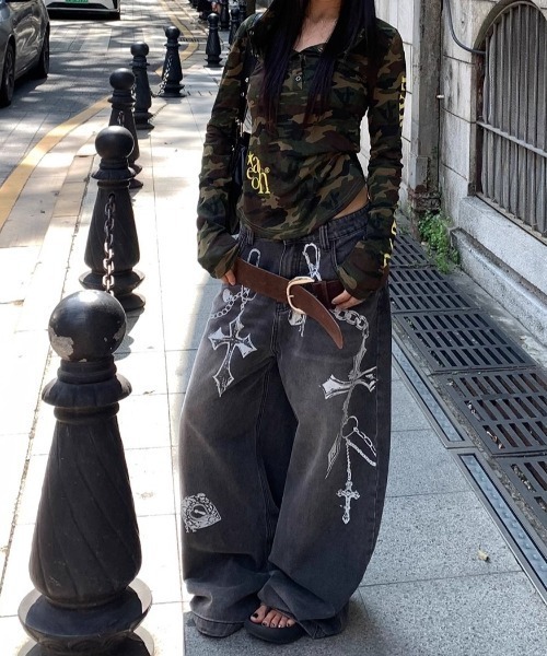 lilful(リルフル)の「【26年春夏新作】Y2K クロスチェーンプリント ワイドデニムパンツ(デニムパンツ・レディース・ブラック・XL/L/M)」の5枚目の写真