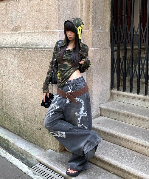 lilful(リルフル)の「【26年春夏新作】Y2K クロスチェーンプリント ワイドデニムパンツ(デニムパンツ・レディース・ブラック・XL/L/M)」の6枚目の写真