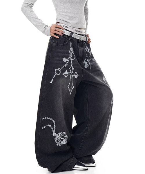 lilful(リルフル)の「【26年春夏新作】Y2K クロスチェーンプリント ワイドデニムパンツ(デニムパンツ・レディース・ブラック・XL/L/M)」の16枚目の写真