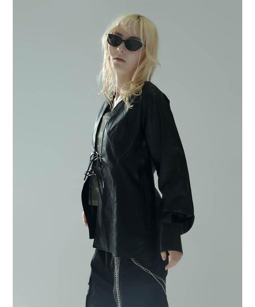 :ETHROF(イーサオブ)の「FAUX LEATHER RIBBON DETAIL BLOUSE(シャツ/ブラウス・レディース・ブラック・MEDIUM)」の4枚目の写真