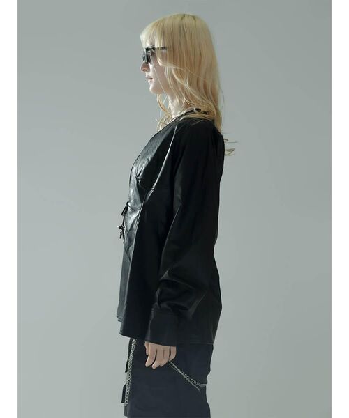 :ETHROF(イーサオブ)の「FAUX LEATHER RIBBON DETAIL BLOUSE(シャツ/ブラウス・レディース・ブラック・MEDIUM)」の10枚目の写真