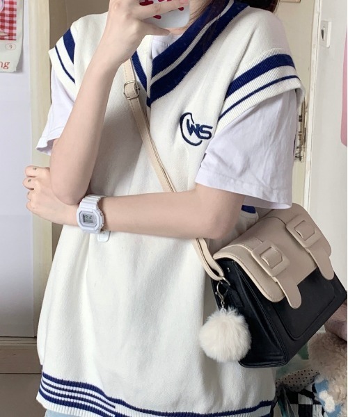 NANEA(ナネア)の「ワンポイント刺しゅう Vネックラインベスト(ベスト・レディース・ホワイト/ブラック・フリー)」の1枚目の写真