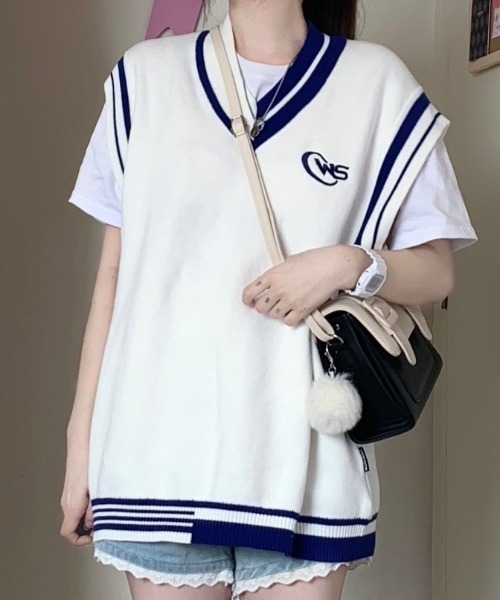 NANEA(ナネア)の「ワンポイント刺しゅう Vネックラインベスト(ベスト・レディース・ホワイト/ブラック・フリー)」の4枚目の写真