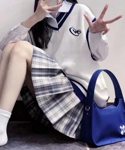 NANEA(ナネア)の「ワンポイント刺しゅう Vネックラインベスト(ベスト・レディース・ホワイト/ブラック・フリー)」の7枚目の写真